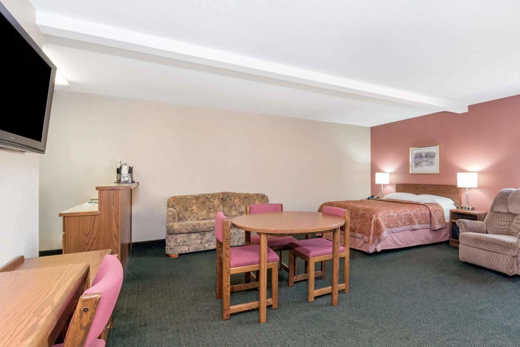 Super 8 By Wyndham Perham Hotel Eksteriør billede
